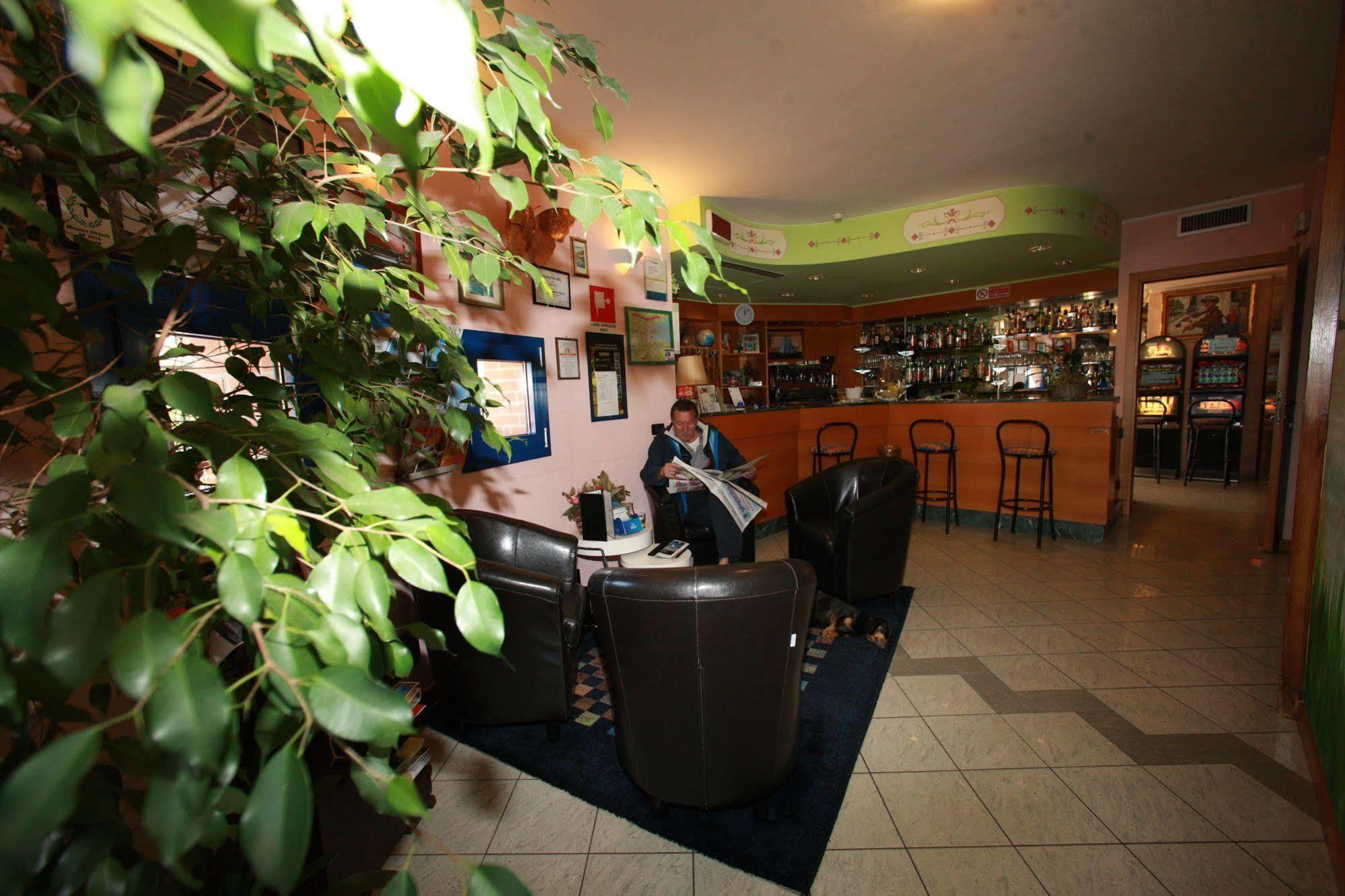 Hotel Il Canneto Porto Ceresio Exterior foto