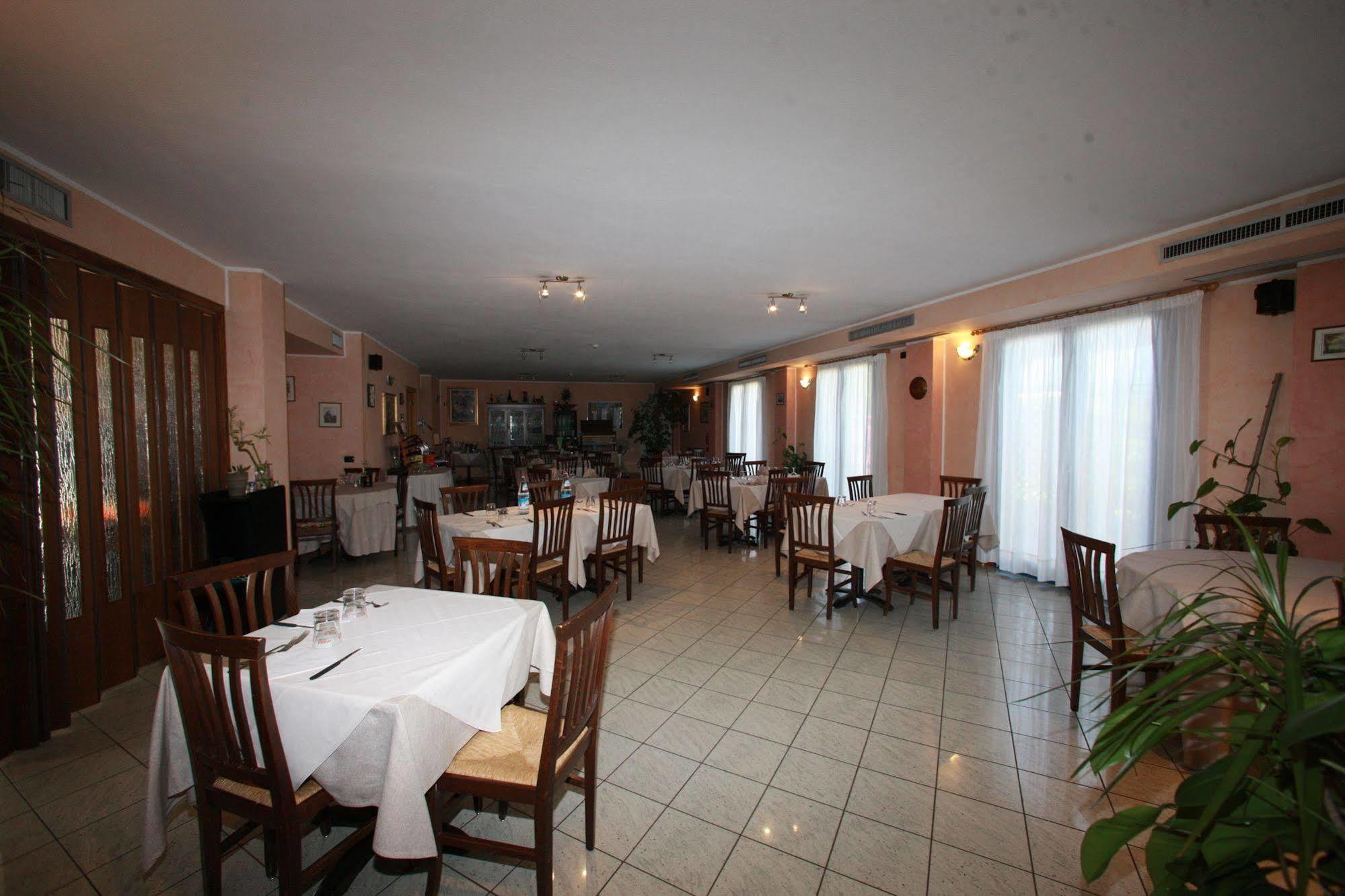 Hotel Il Canneto Porto Ceresio Exterior foto